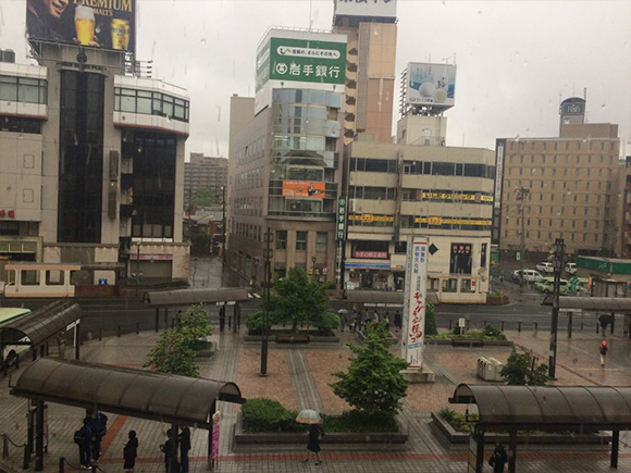 翌日の朝です、雨は降り続いています。東京は晴れているようですが、、。
