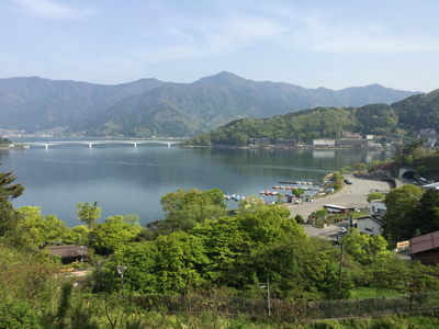 河口湖と湖にかかる河口湖大橋です